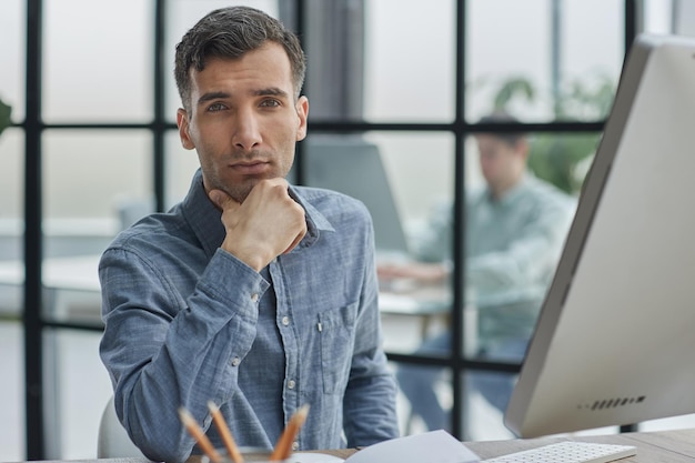 Empleado masculino pensativo reflexionando considerando la idea