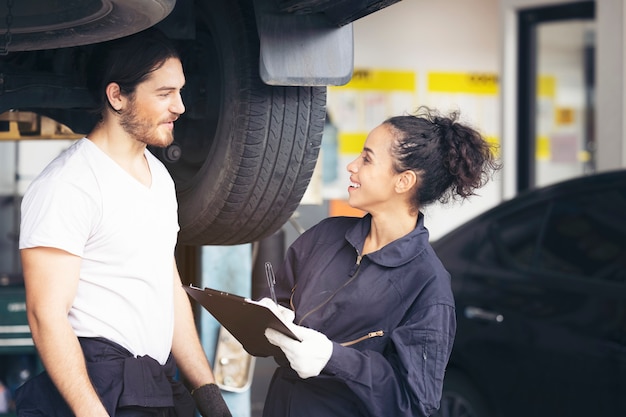 Foto empleado mecánico profesional de un servicio de neumáticos de automóvil, buen servicio técnico en el garaje.