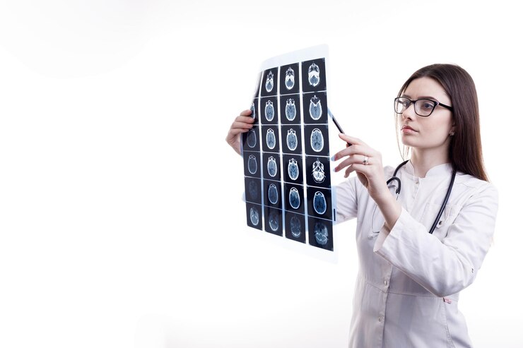 Empleado médico comprobando la película de rayos X de tomografía cerebral