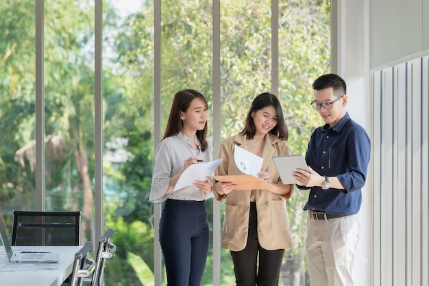 Empleado de negocios disfruta y feliz de trabajar en la oficina de la empresa con actitud positiva