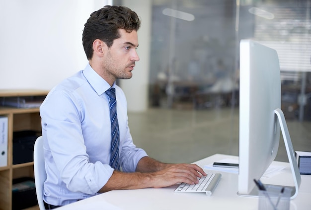 Foto empleado de negocios y hombre con una computadora escribiendo e internet con investigación y lectura en línea persona contable y asesor financiero con una pc y conexión con el sitio web de la compañía tecnología e información