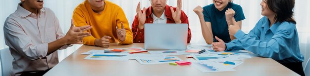 Foto un empleado de oficina emocionado y feliz celebra synergic.