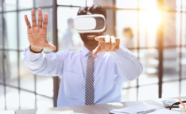 Un empleado de oficina europeo viste traje formal y gafas VR entusiasmados de experimentar la realidad virtual