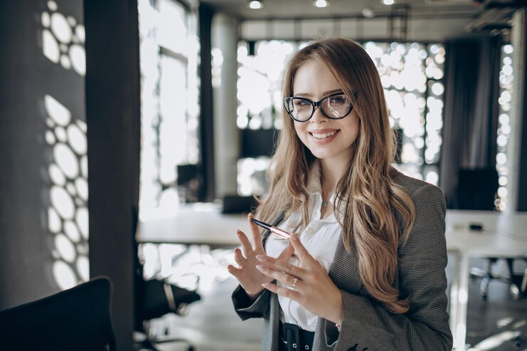 Empleado de oficina femenino alegre en gafas