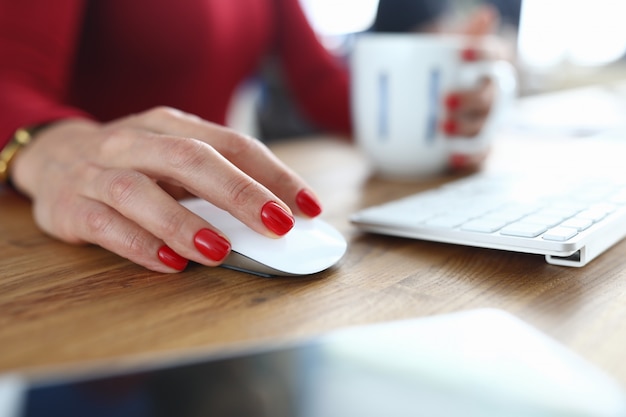 Empleado de oficina de mano con manicura roja en las uñas