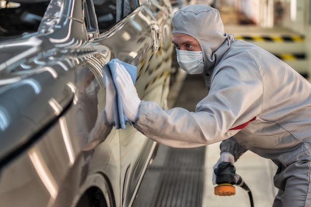 Empleado pintando la carrocería