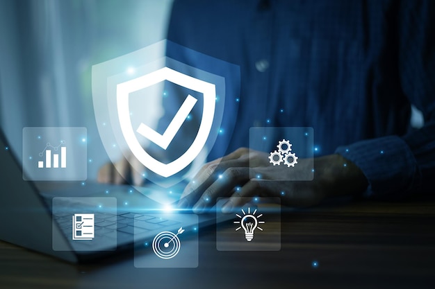 Empleado que utiliza un sistema de seguridad impulsado por IA en una computadora portátil para la protección de activos digitales y soluciones avanzadas de defensa cibernética