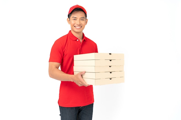 Empleado de repartidor sonriente en gorra roja camiseta en blanco uniforme de pie