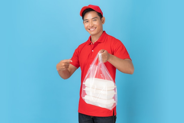 Empleado de repartidor sonriente en uniforme de camisa en blanco gorra roja