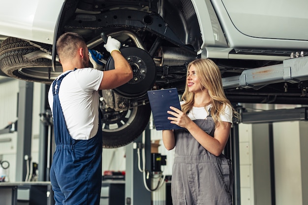 Empleado de servicio automático de ángulo bajo trabajando