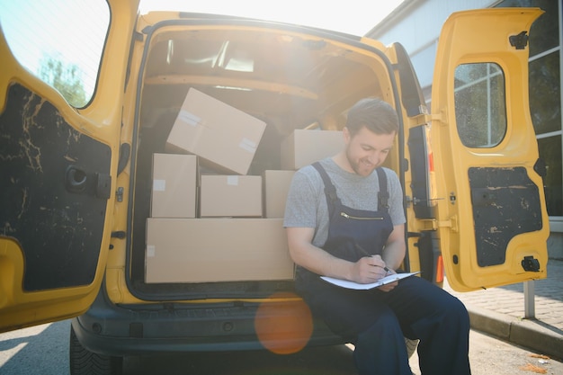 Empleado del servicio de entrega Retrato del hombre que trabaja en el servicio de entrega