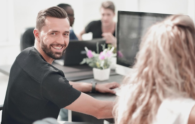 Empleado sonriente sentado en el escritorio