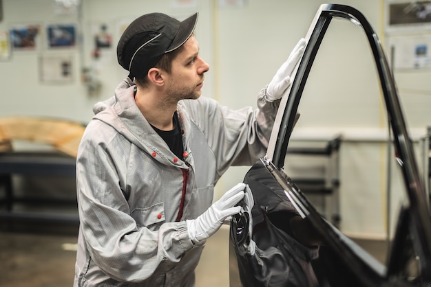 Un empleado del taller de pintura corporal comprueba la calidad