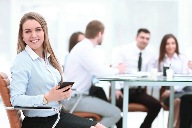 empleado con un teléfono inteligente en el fondo del equipo empresarial