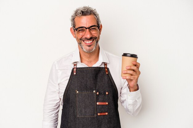 Empleado de tienda de mediana edad sosteniendo un café para llevar aislado sobre fondo blanco feliz, sonriente y alegre.