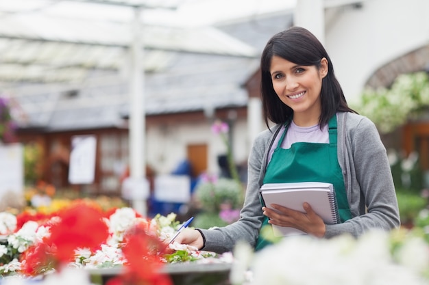 Empleado tomando notas en el centro de jardinería