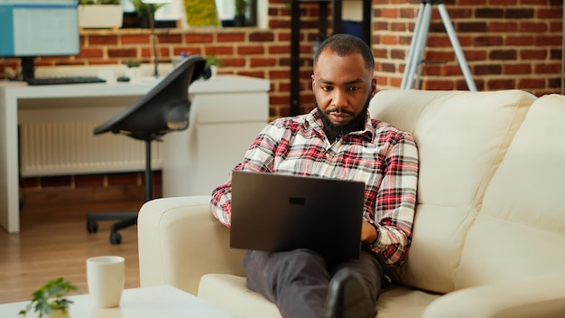 Empleado trabajando desde casa en una computadora portátil