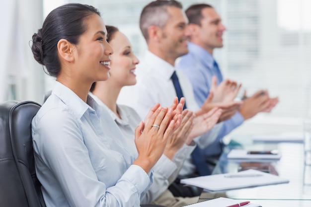 Empleados alegres aplaudiendo para la presentación