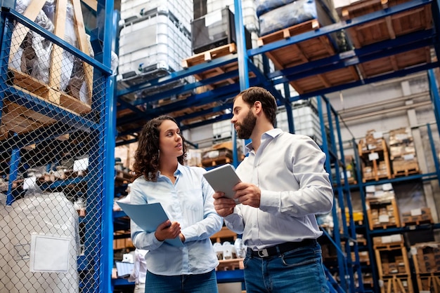 Empleados del almacén que hacen el inventario