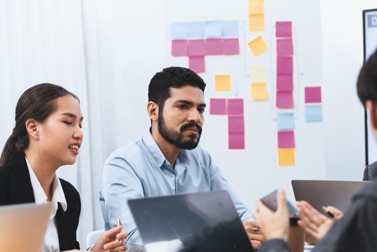 Foto empleados asiáticos profesionales trabajan juntos como equipo en la oficina corporativa discutiendo planes de negocios y datos para lograr el éxito en el escritorio con una computadora portátil concepto de trabajo en equipo de trabajadores de oficina moderno concord
