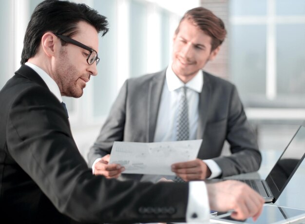 Empleados discutiendo datos financieros