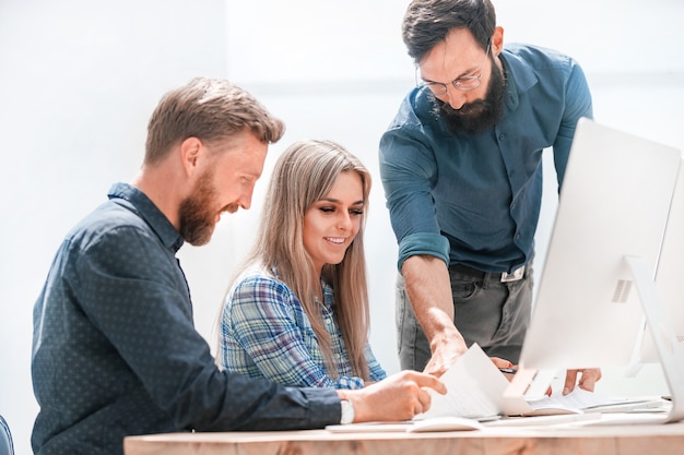 Empleados discutiendo documentos comerciales en el lugar de trabajo. el concepto de trabajo en equipo