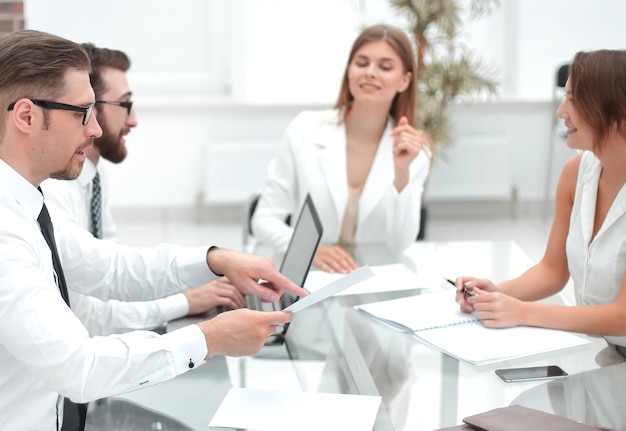 Empleados discutiendo documentos comerciales