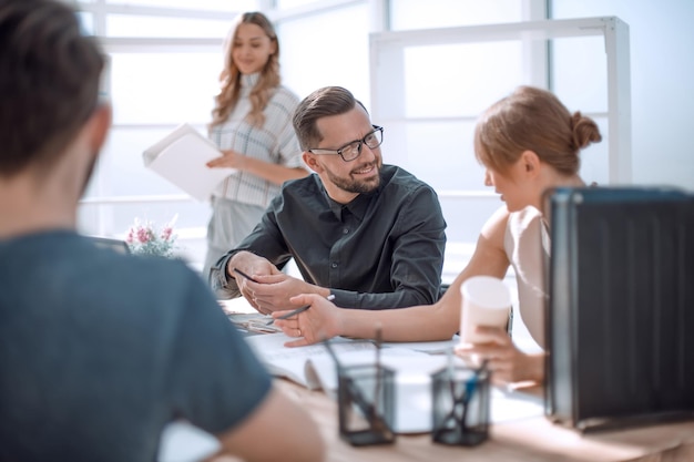 Empleados discutiendo ideas para un nuevo proyecto