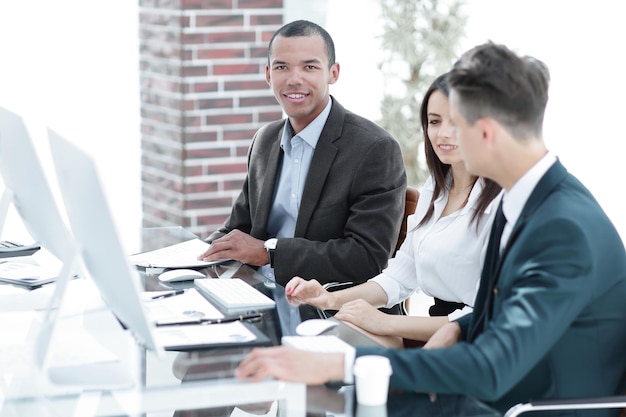 Empleados discutiendo nuevas ideas en el lugar de trabajo en la oficina.