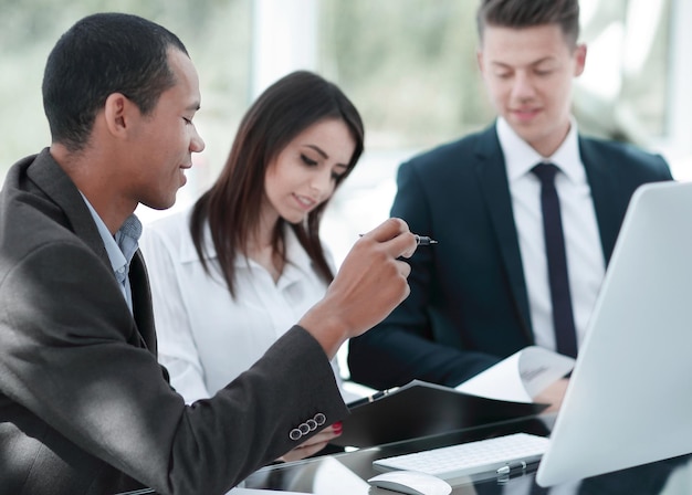 Empleados discutiendo nuevas ideas en una oficina moderna