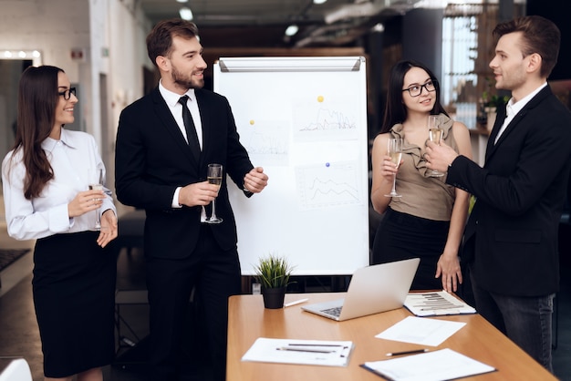 Los empleados de la empresa beben alcohol.