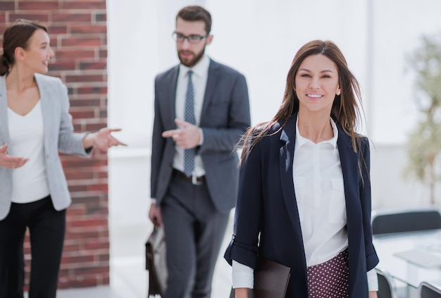 Empleados de la empresa discutiendo problemas