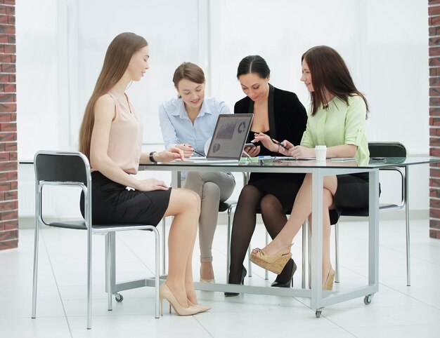 Empleados de la empresa haciendo un informe financiero