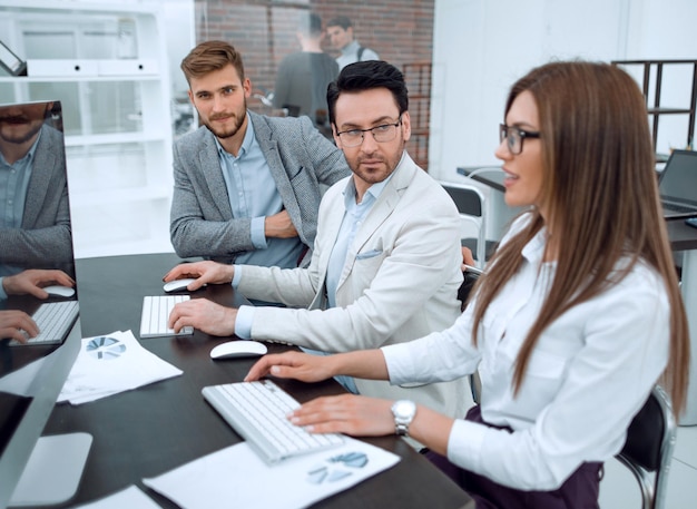 Empleados de la empresa haciendo un reporte financierooficina entre semana