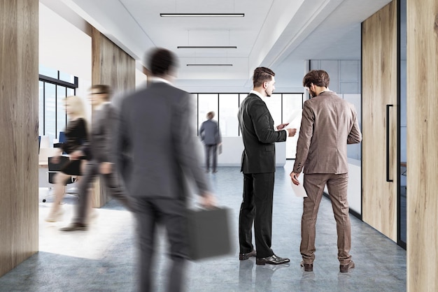 Empleados de la empresa en un interior blanco de oficina abierta con ventanas panorámicas, paredes de madera, monitores de computadora en los escritorios y un mostrador de recepción en el vestíbulo. representación 3d