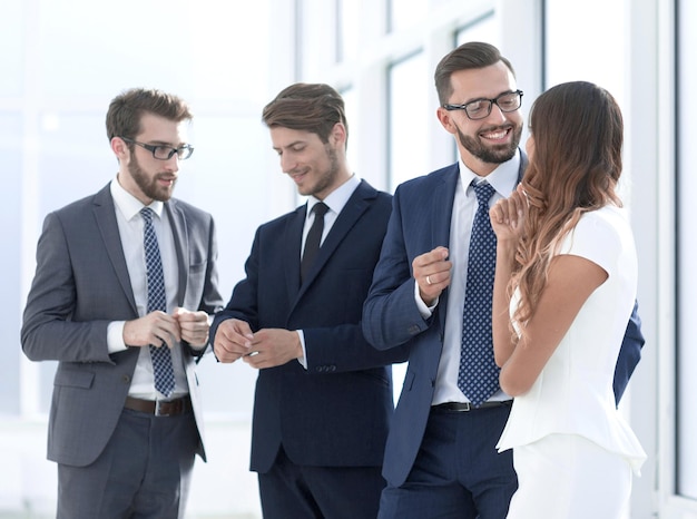 Empleados de la empresa de pie en el vestíbulo de la oficina.