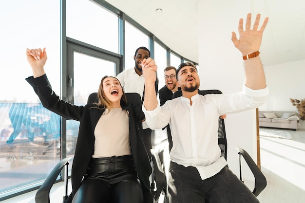 Foto empleados de la empresa protagonizaron una carrera de sillas en la oficina