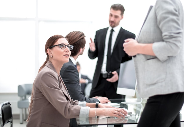 Los empleados de la empresa trabajan en la oficina.