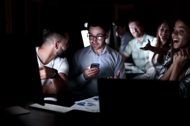 Los empleados de la empresa trabajan en la puesta en marcha de la noche.