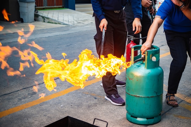 Empleados de entrenamiento contra incendios