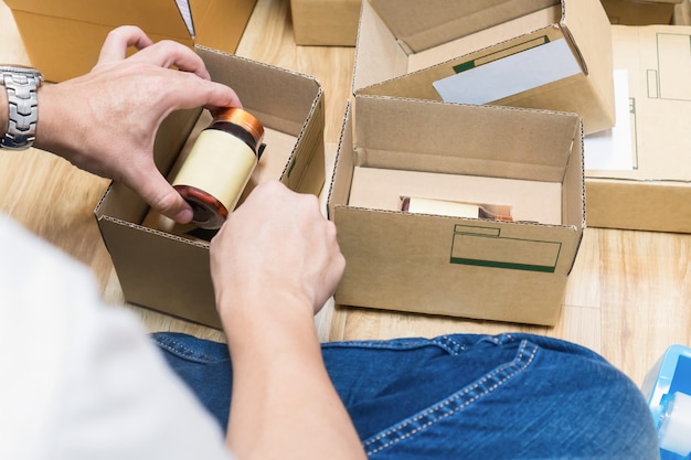 Foto los empleados están empacando un paquete en el envío al cliente.