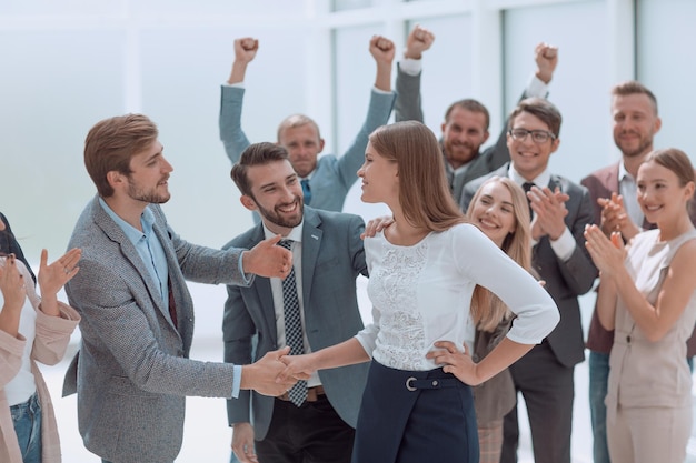 Empleados felices felicitando a su líder por el concepto de victoria