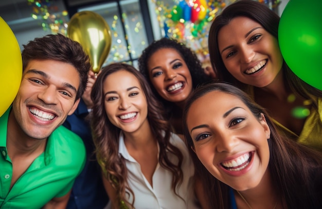 Foto empleados felices se reúnen para celebrar las fiestas en el lugar de trabajo
