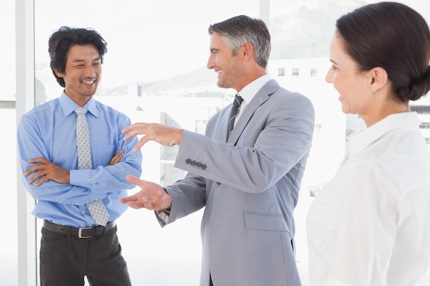 Empleados felices teniendo una discusión