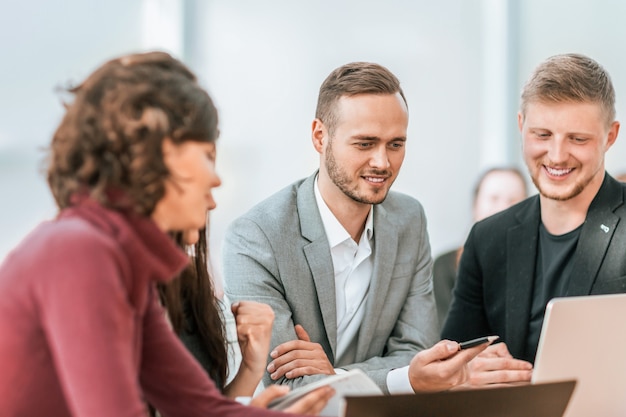 Empleados jóvenes discutiendo problemas en una reunión de grupo