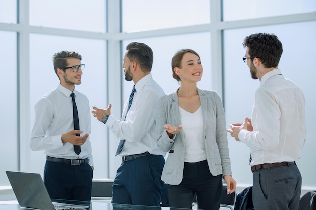 Los empleados jóvenes hablan en la oficina. oficina de lunes a viernes