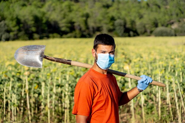 Empleados de limpieza con máscaras posando