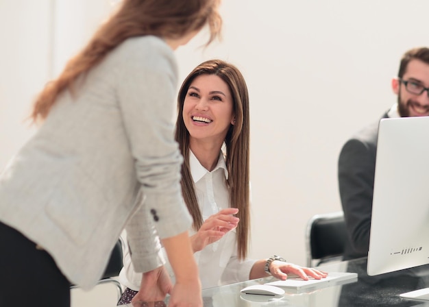 Empleados en el lugar de trabajo en la oficina entre semana