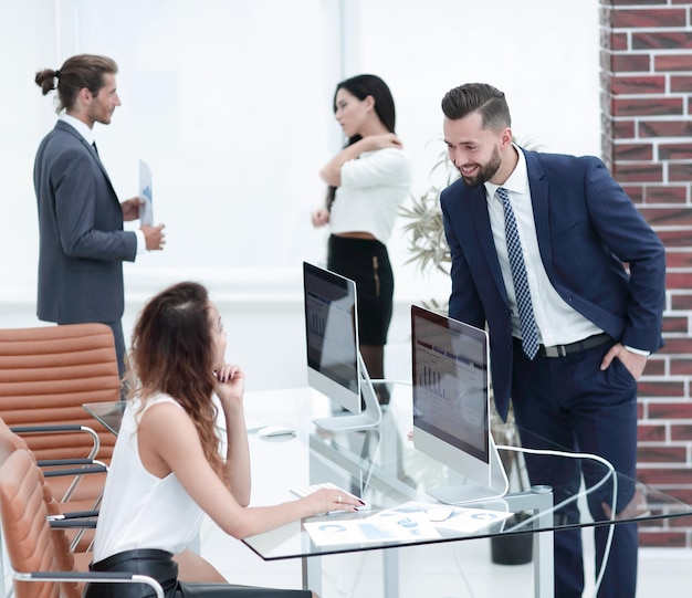 Empleados en el lugar de trabajo en la oficina.