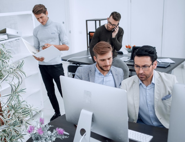 Empleados en el lugar de trabajo en la oficina.